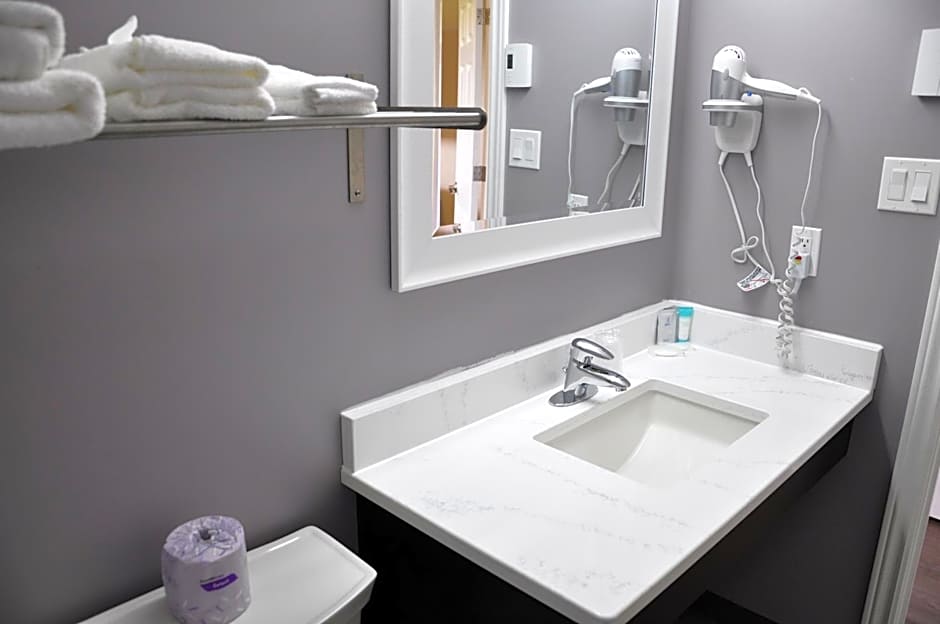 Moonlight Inn & Suites