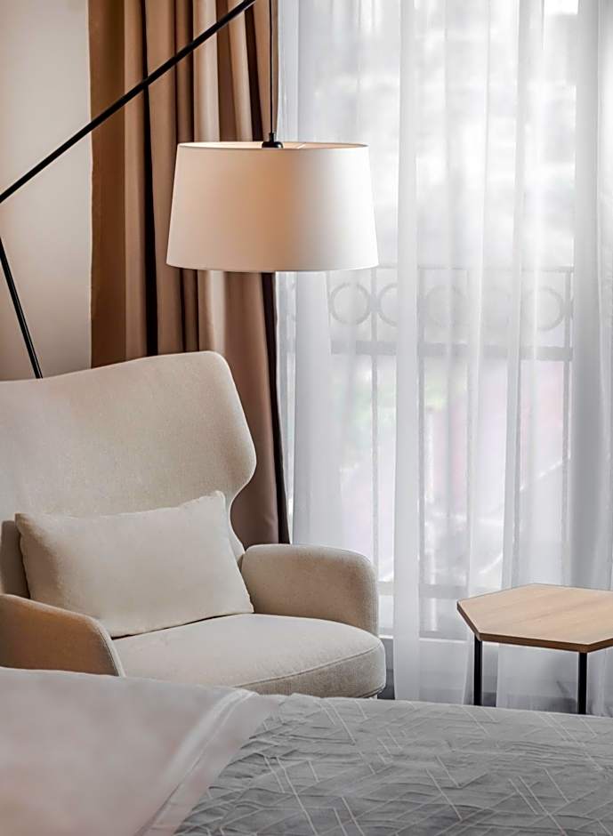 Lazure Hotel & Marina