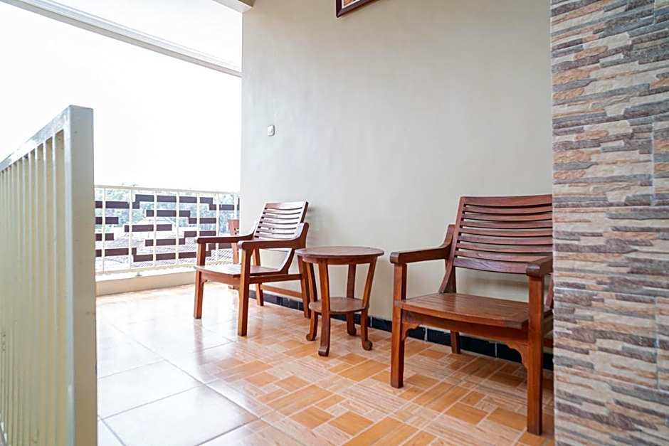 RedDoorz At Villa Akbar 3
