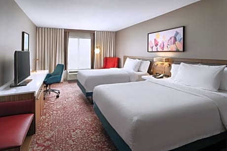  2 QUEENS PREMIUM W/IN-ROOM DRINKS-SNACKS - PREM WIFI- HDTV WITH HI-DEF CHANNELS - REFRIGERATOR-MICROWAVE- POD COFFEE BREWER -