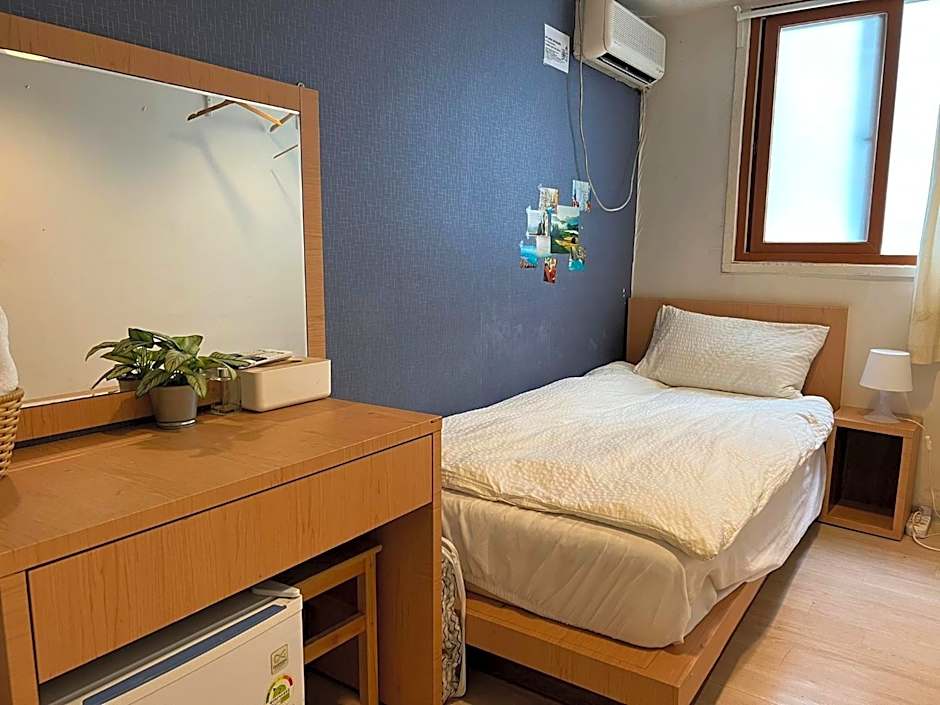 Photo 1 of 6 of Single Room