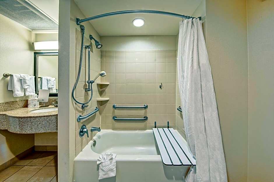Courtyard by Marriott Kansas City Country Club Plaza