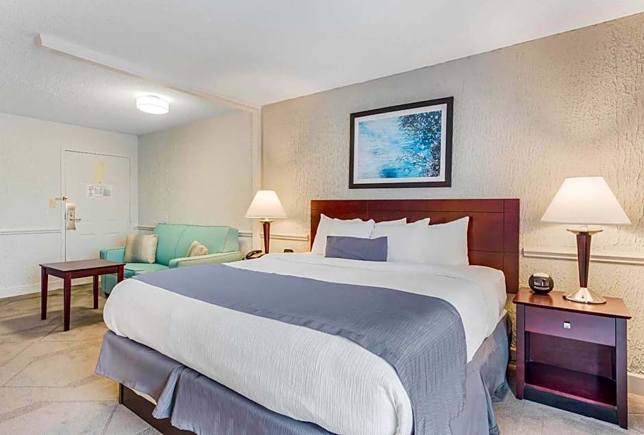 The Blu Hotel Blue Ash Cincinnati, an Ascend Collection Hotel