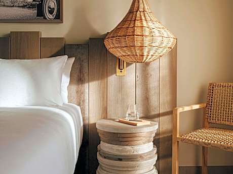 General Admission King Partial View