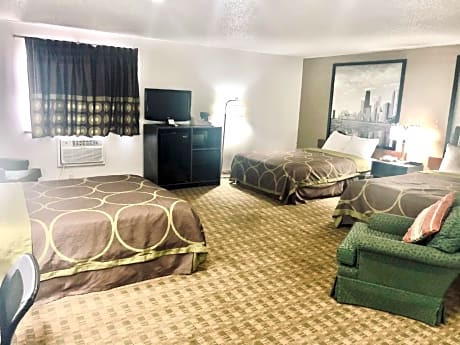 Studio Suite with Three Queen Beds - Non-Smoking