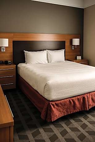 Two-Bedroom Suite with Adapted Tub - Mobility Accessible