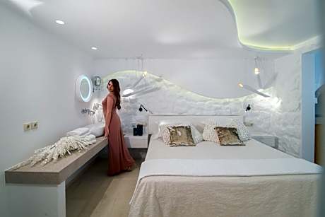 Grand 2 roomed suite  basement  2-4 people