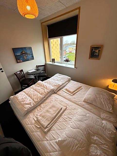 Folsted - Værelse 104 med eget badeværelse og fri parkering