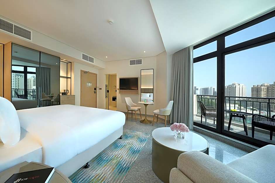 Photo 1 of 5 of 1 King Bed Guestroom, Balcony