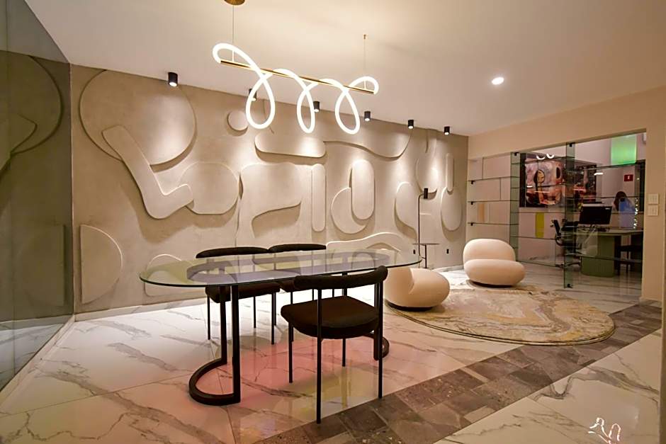 Expo Satelite 2750 Hotel & Suites