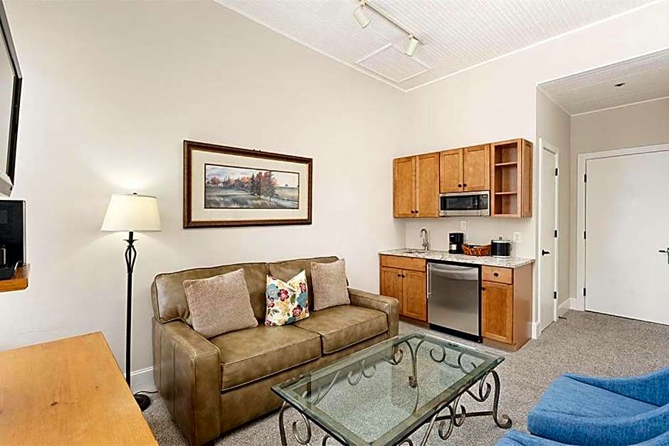 Independence Square 213, Spacious Hotel Room with 2 Queen Beds, Wet Bar, and Sitting Area