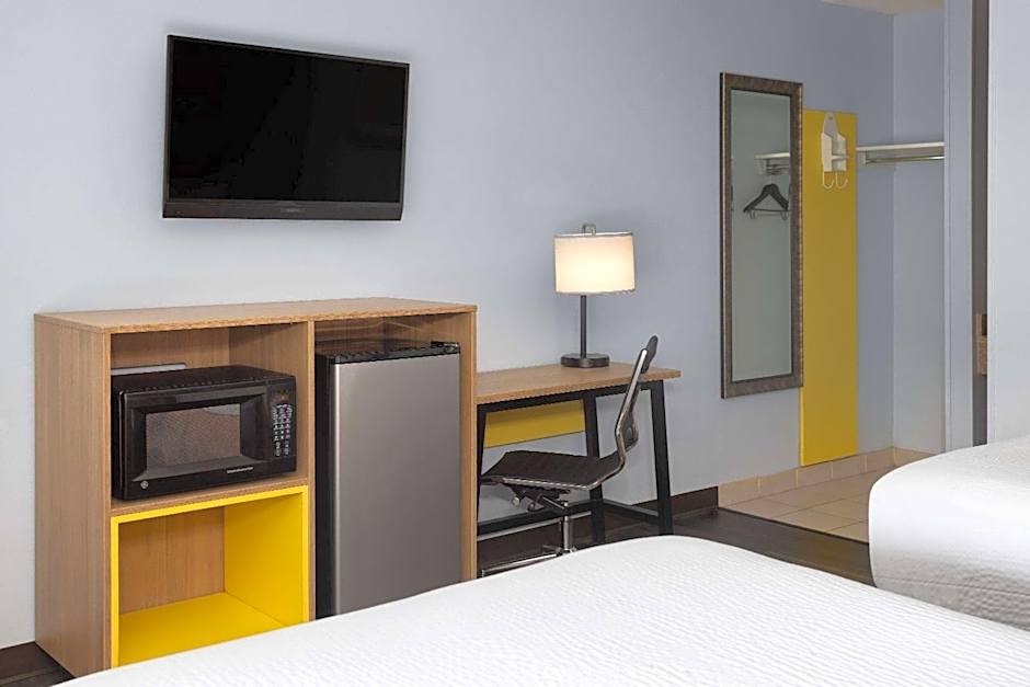 Days Inn by Wyndham Queensbury/Lake George