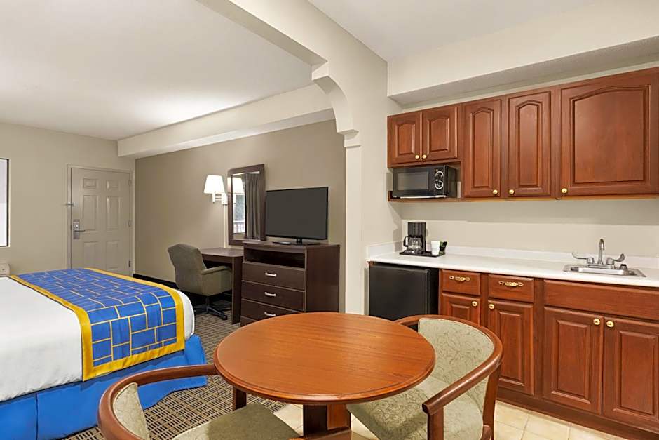 Days Inn & Suites by Wyndham Savannah Midtown