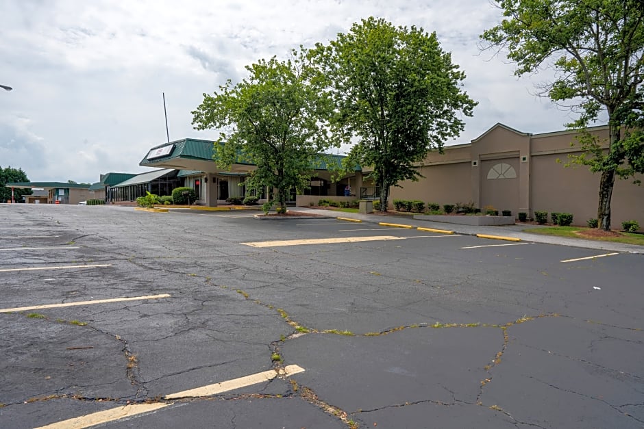 Hotel O Henderson Kerr Lake I-85 NC