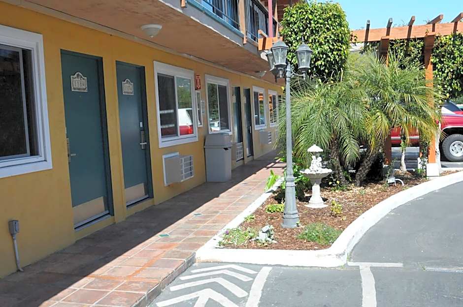 Sandyland Reef Inn