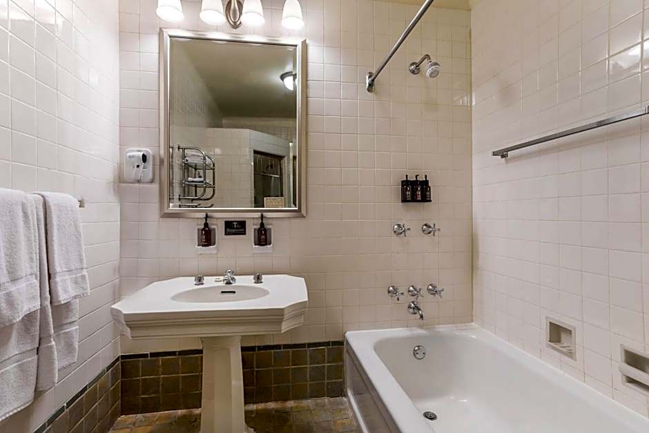 Traditions Hotel & Spa Johnson City - Binghamton, an Ascend Collection Hotel