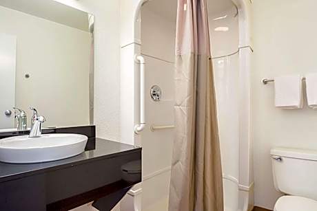 Double Room - Disability Access - Roll In Shower