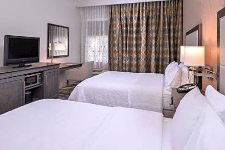2 Queen Beds Guest Room, Hdtv/Free Wi-Fi/Hot Breakfast Included, Easy Chair/Work Area