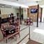 Howard Johnson by Wyndham Arlington Ballpark / Six Flags
