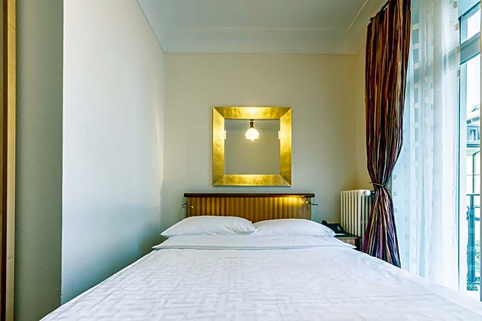 Photo 1 of 4 of 1 Queen Bed