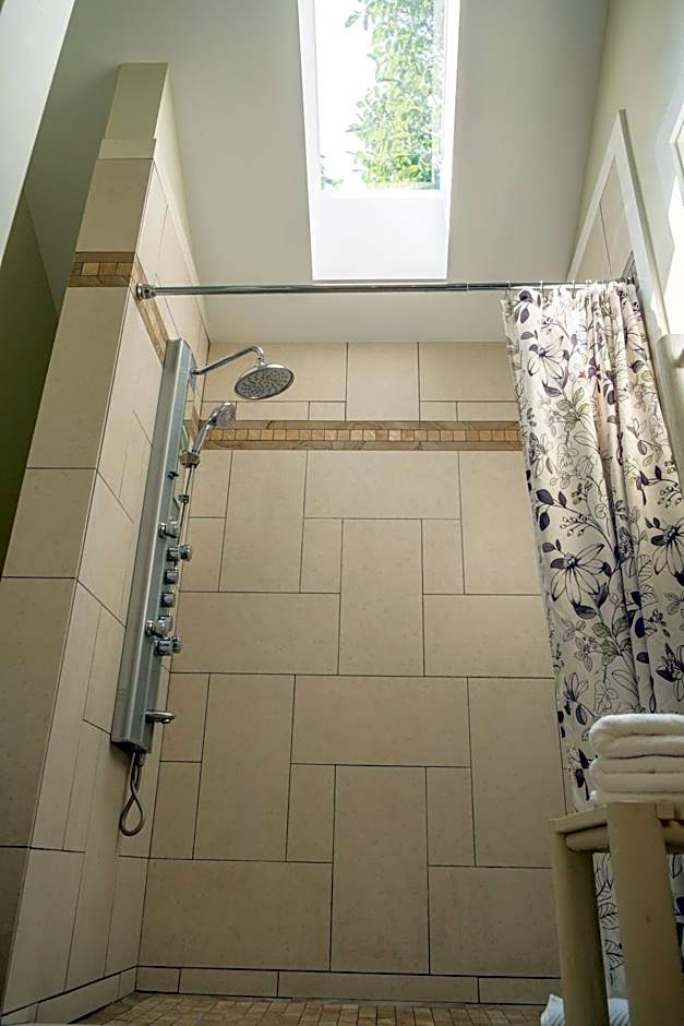 Kelowna Bed & Breakfast - CHATHAM HOUSE