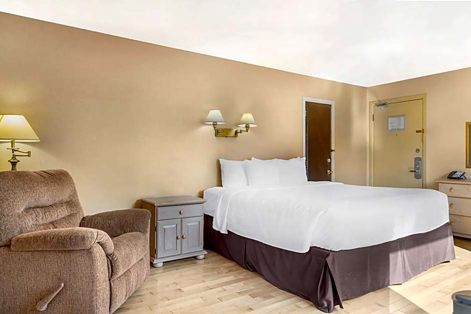 Photo 1 of 6 of Superior 1 King Bed