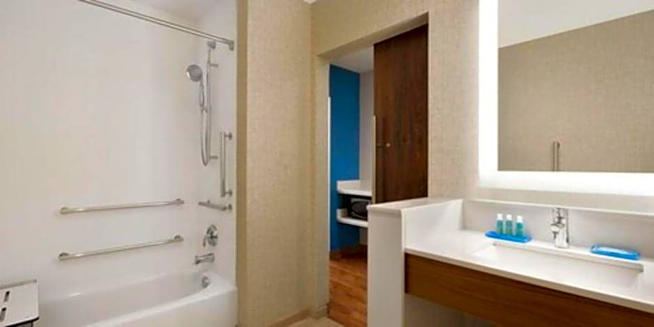 Holiday Inn Express & Suites Cincinnati NE - Red Bank Road By IHG