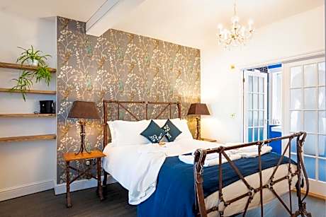 Suite-Deluxe-Ensuite with Shower-Cobb Suite