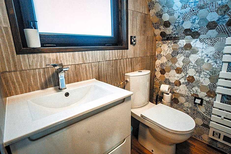 Przystań nad Sanem z widokiem na góry i rzekę