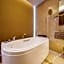 Zhongbo Art Hotel (Hualin Temple Subway Station Store, Shangxiajiu Commercial Pedestrian Street)