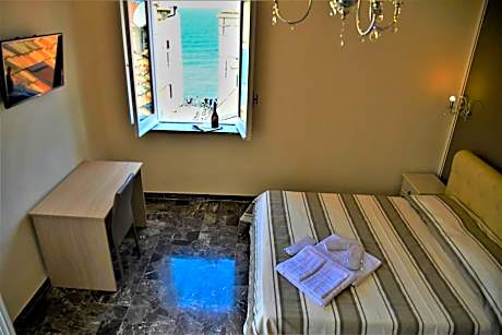 Deluxe Suite with Spa Bath