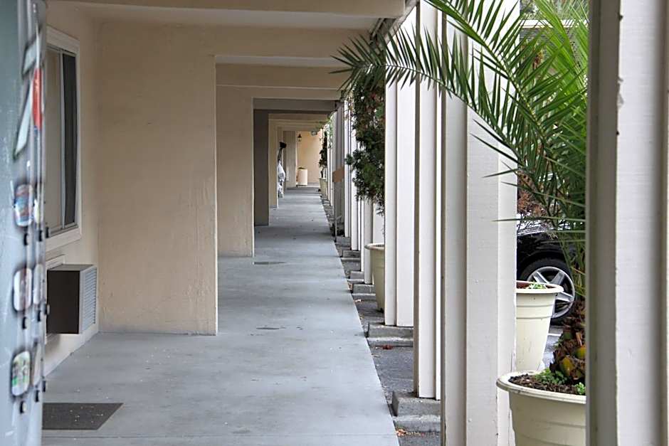 Caravelle Inn & Suites