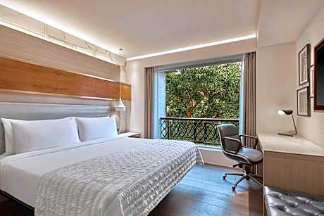 Junior, 1 Bedroom Larger Suite, 1 King, Corner room, Balcony