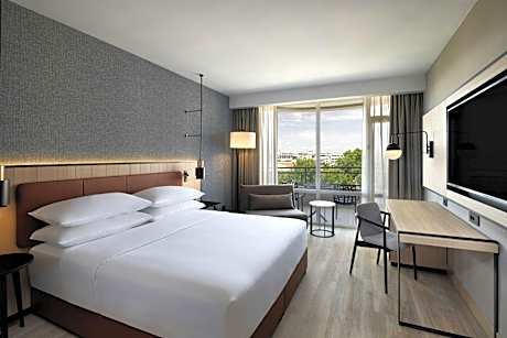 Deluxe City View, Guest Room, 1 King, Resort View, Balcony