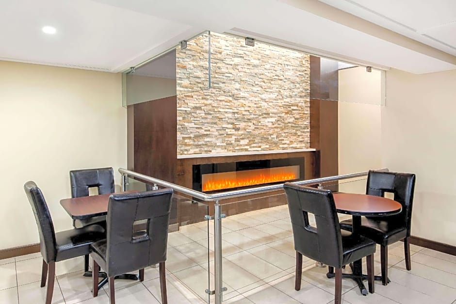 La Quinta Inn & Suites by Wyndham Oshawa