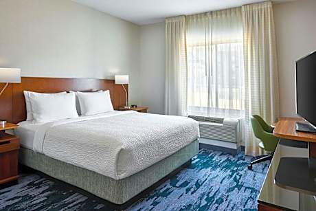 King Room with Adapted Tub - Mobility Accessible