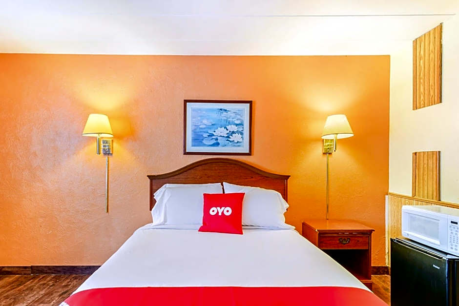 OYO Hotel Downtown Peoria IL I-74