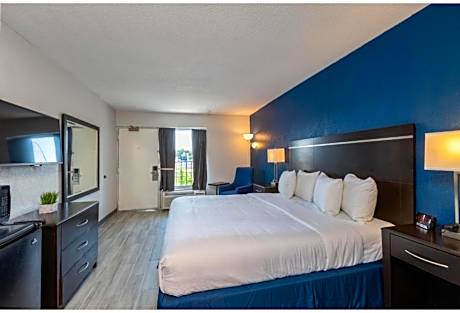 1 King Bed | Mobil Access Tub Nsmk Micfridg