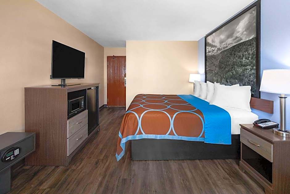 Super 8 by Wyndham Fairmont