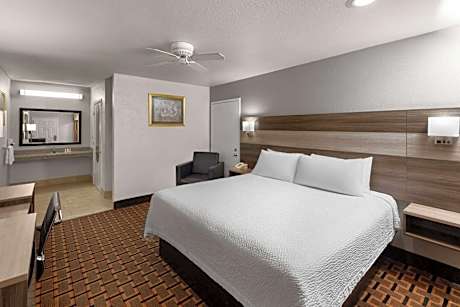 King Room with Bath Tub - Mobility Accessible/Non-Smoking