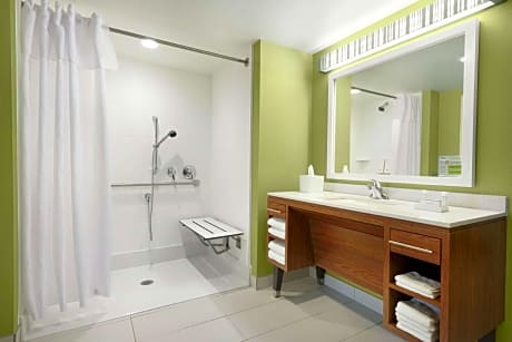 1 Queen Accessible Roll In Shower Suite Non-Smoking