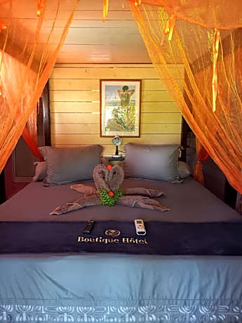 Pension le passage vu jardin/piscine