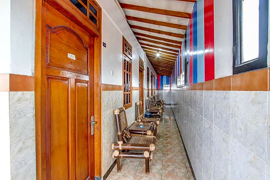 Capital O 93653 Kinasih Hotel