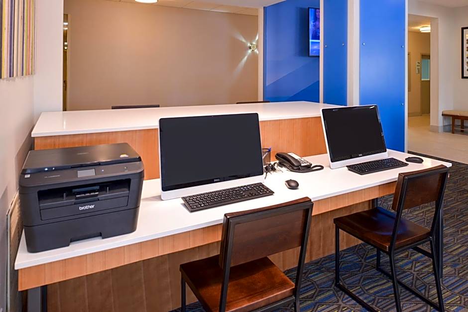 Holiday Inn Express & Suites Omaha - 120th and Maple By IHG