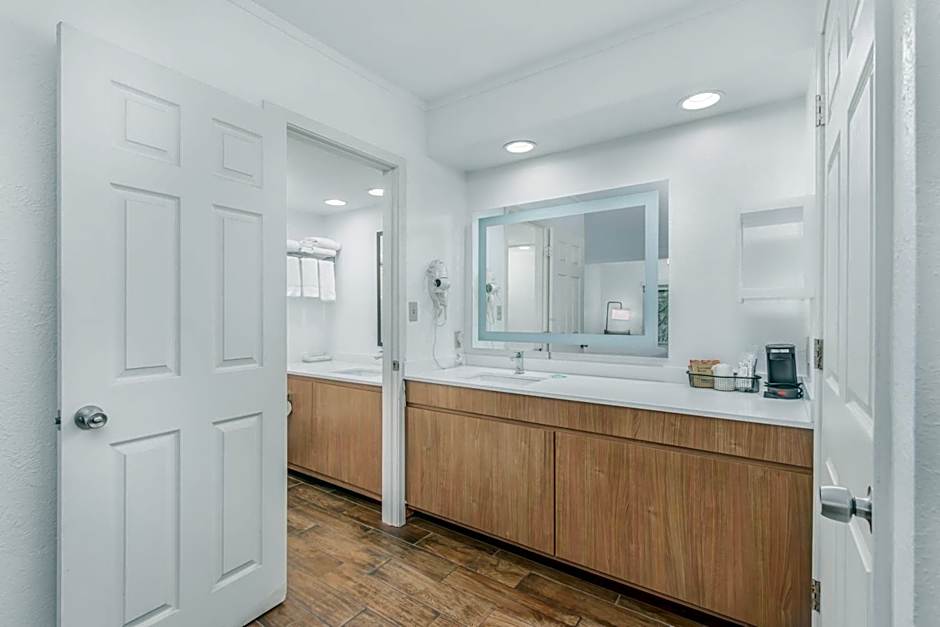 Crossroads Inn & Suites