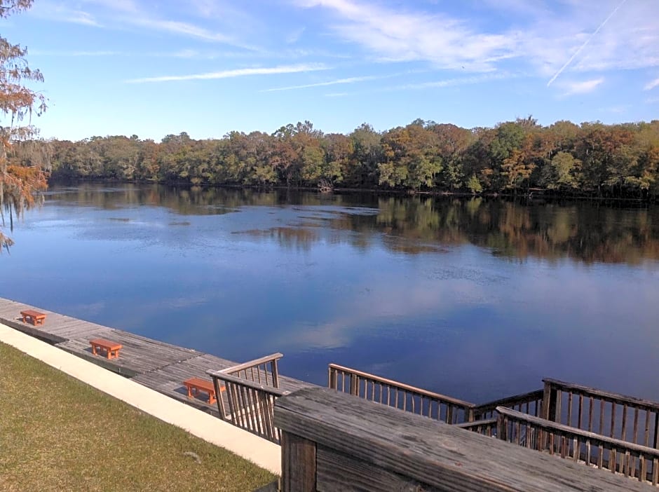 The Suwannee Gables Motel & Marina