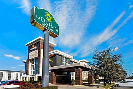 La Quinta Inn & Suites by Wyndham Dallas I-35 Walnut Hill