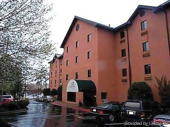 Guest Inn & Suites - Midtown Medical Center