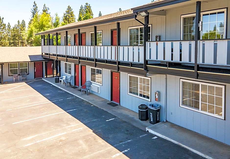 Charm Motel & Suites