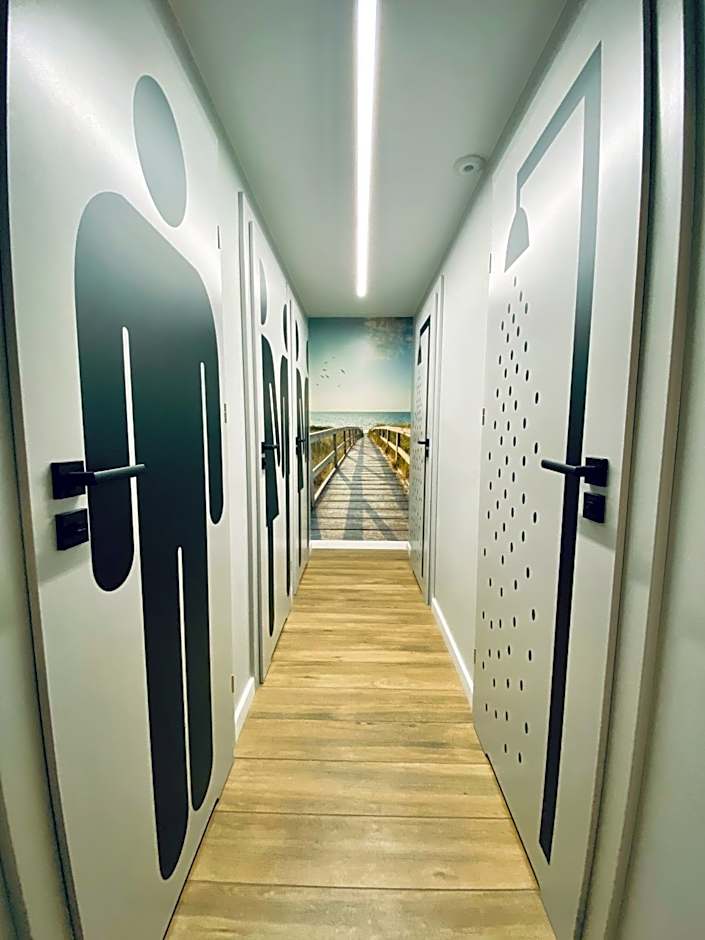 Thruster - Rooms, Kitchen, Chill-Out Zone-Netflix, Lobby-Netflix